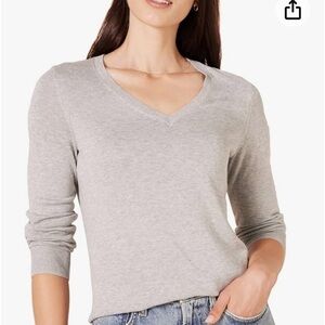NWT Amazon Essentials Women's Classic-Fit Lightweight Long-Sleeve V-Neck Sweater